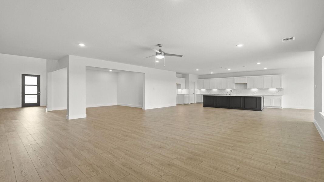 Spacious, unfurnished interior of a new home in Riverside Estates, Mont Belvieu (Image 15).