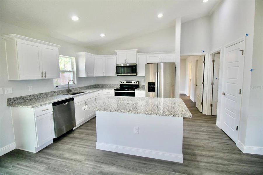 Spacious, unfurnished interior of a new home in , Ocala (Image 6).