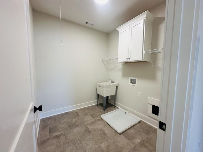 Spacious, unfurnished interior of a new home in Hillshire, Cumming (Image 24).