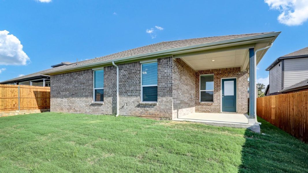 Exterior details and patio area of a home in Eagle Creek, Denton (Image 3).