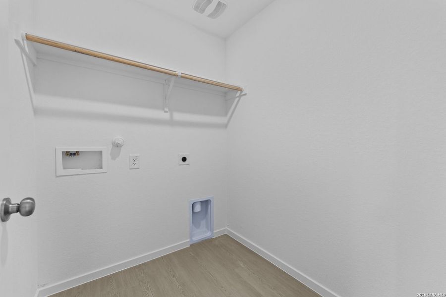 Spacious, unfurnished interior of a new home in Spring Grove, San Antonio (Image 18).