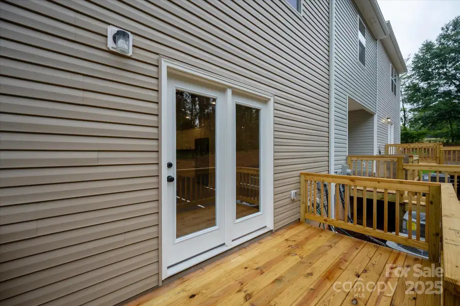 Exterior details and patio area of a home in Rhyne Court, Gastonia (Image 3).