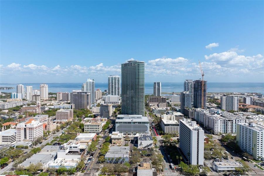 Condo located in St. Petersburg, FL showcasing its design and architecture (Image 5).