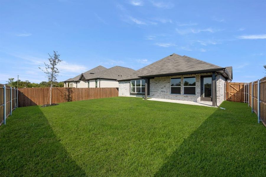 Exterior details and patio area of a home in Summer Crest, Fort Worth (Image 4).