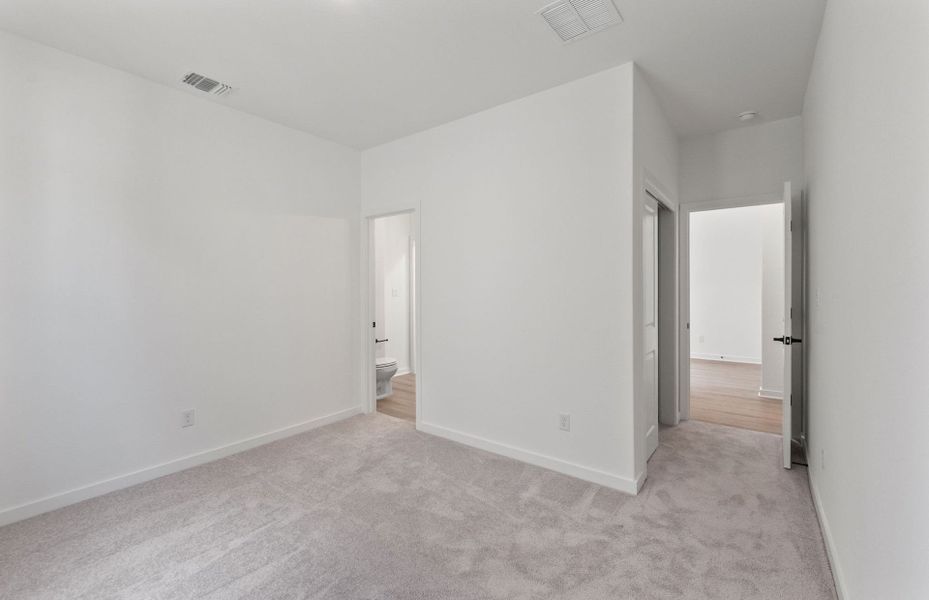 Spacious, unfurnished interior of a new home in Wolf Ranch, Georgetown (Image 47).