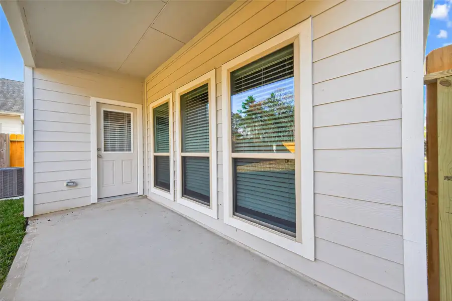 Exterior details and patio area of a home in Woodland Lakes, Houston (Image 29).