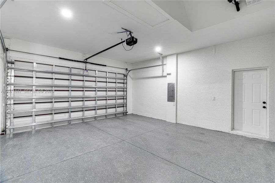 Spacious, unfurnished interior of a new home in , Lehigh Acres (Image 14).