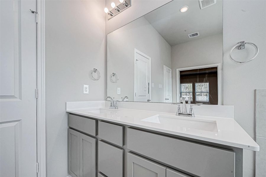 Image 41 of a home in King Oaks Village.