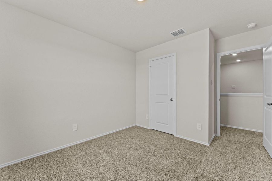 Spacious, unfurnished interior of a new home in Ladera, Luling (Image 15).