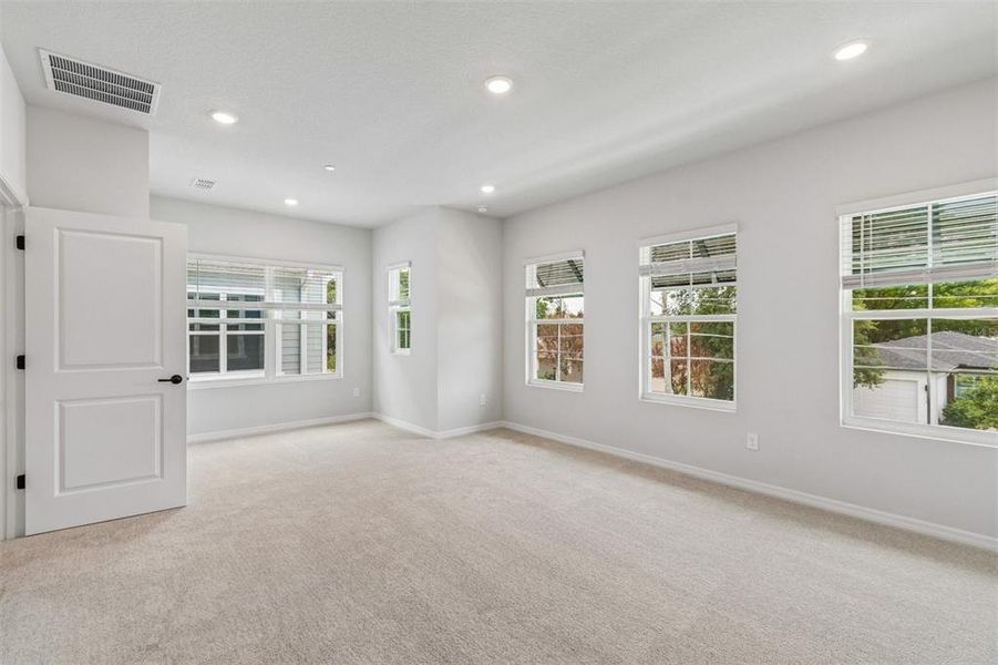 Spacious, unfurnished interior of a new home in , Orlando (Image 27).