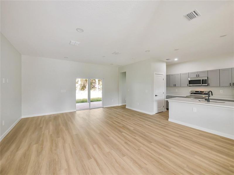 Spacious, unfurnished interior of a new home in , Ocala (Image 7).