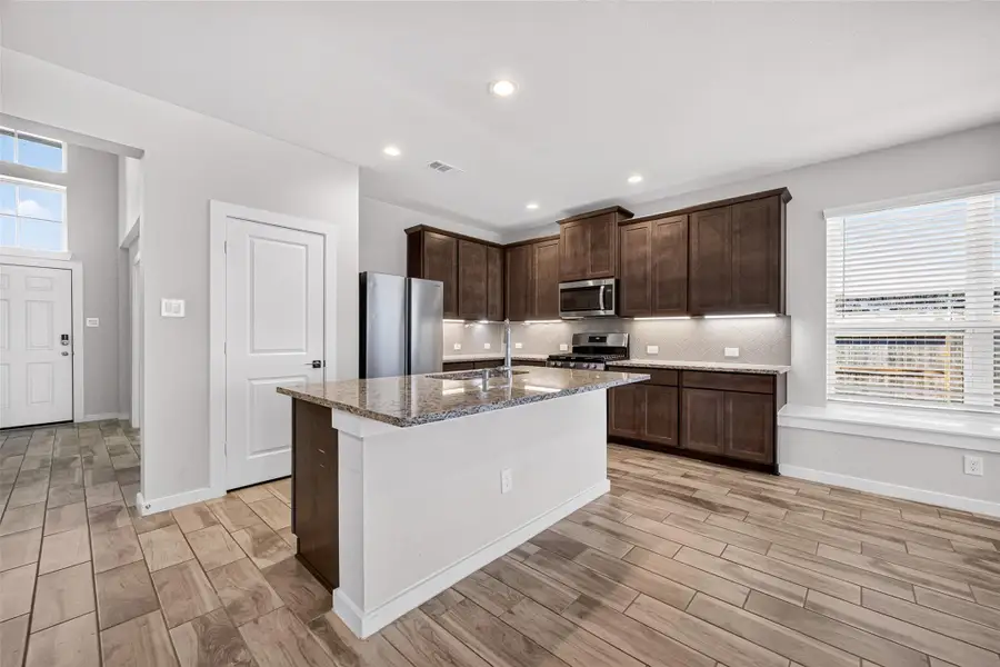 Furnished interior view inside a new home in , Mont Belvieu (Image 6).