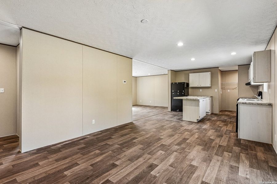 Spacious, unfurnished interior of a new home in , Hondo (Image 35).