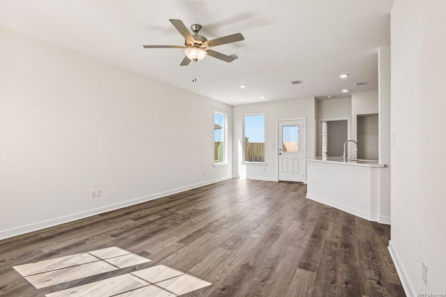 Spacious, unfurnished interior of a new home in Arroyo Ranch, Seguin (Image 41).