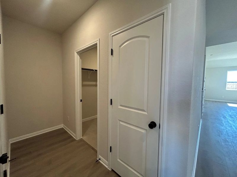 Spacious, unfurnished interior of a new home in Willow Springs, Buda (Image 14).