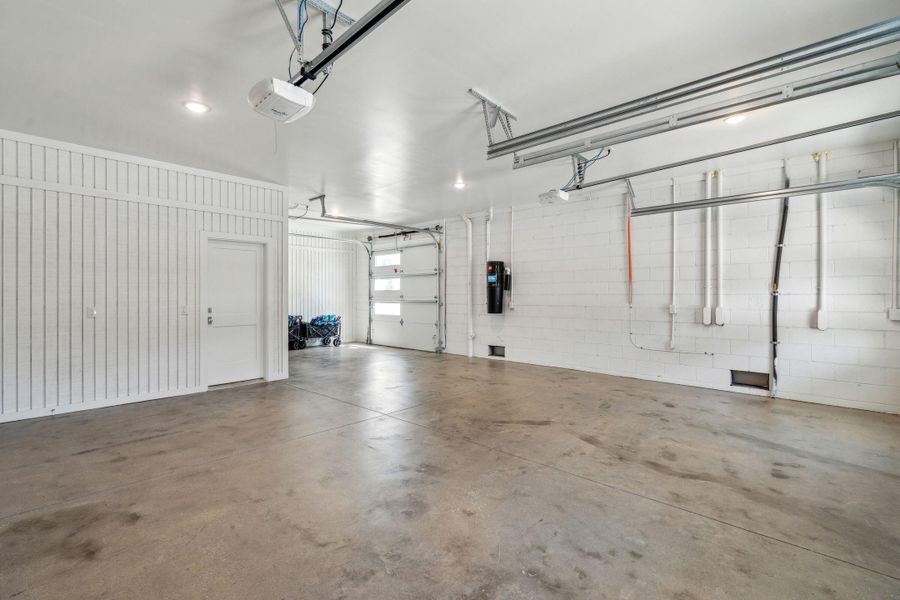 Spacious, unfurnished interior of a new home in , Isle Of Palms (Image 27).