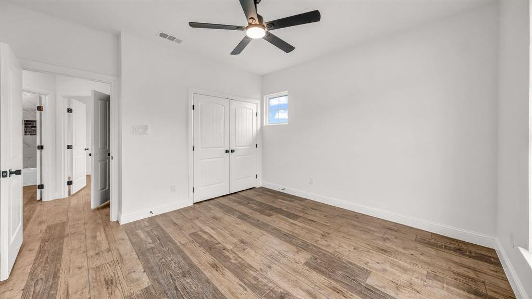 Spacious, unfurnished interior of a new home in Oak Water Ranch, Granbury (Image 19).