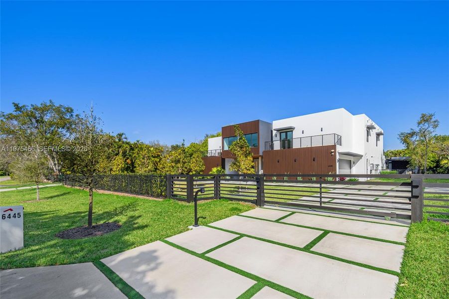 Community amenities in , Pinecrest (Image 82).