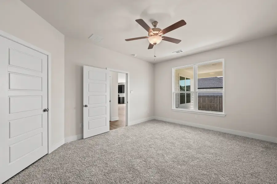 Spacious, unfurnished interior of a new home in Liberty Oaks, Waco (Image 13).