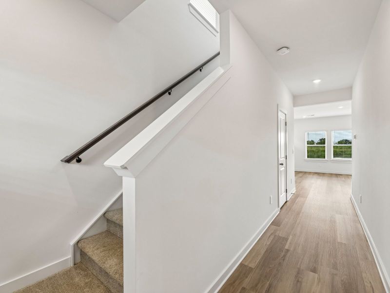 Spacious, unfurnished interior of a new home in Bear Springs, Columbia (Image 10).