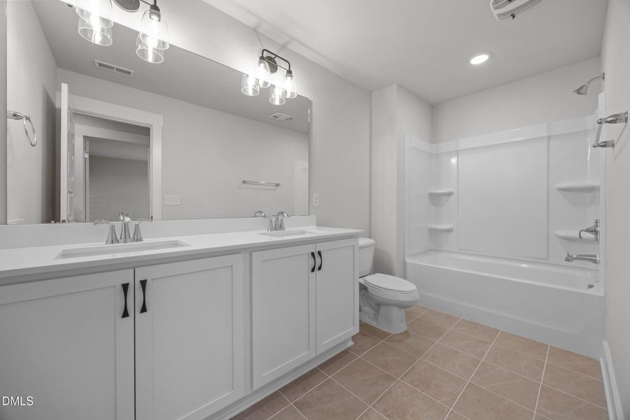 Secondary bath - Cigar Lounge interior