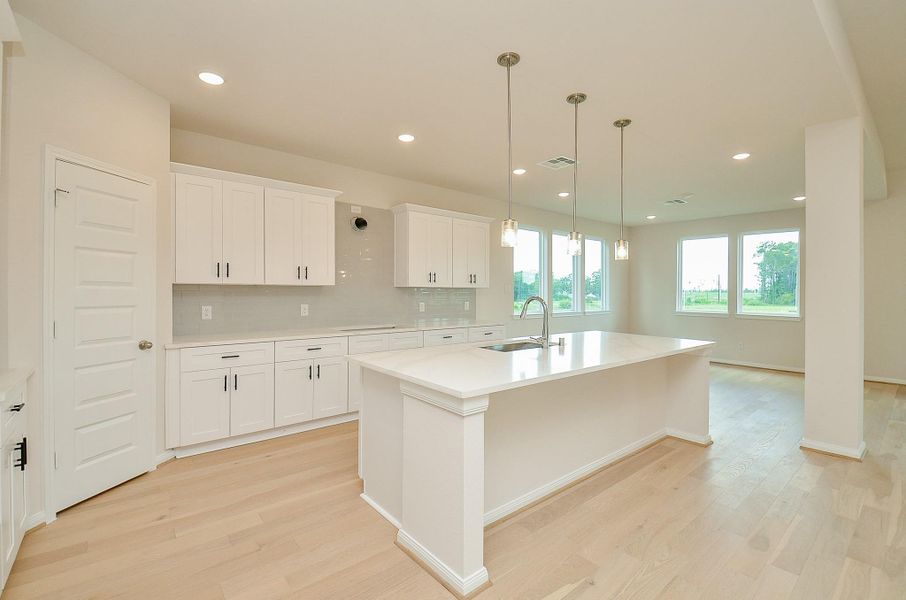 Welcome to this gorgeous kitchen. Welcome to this gorgeous kitchen.