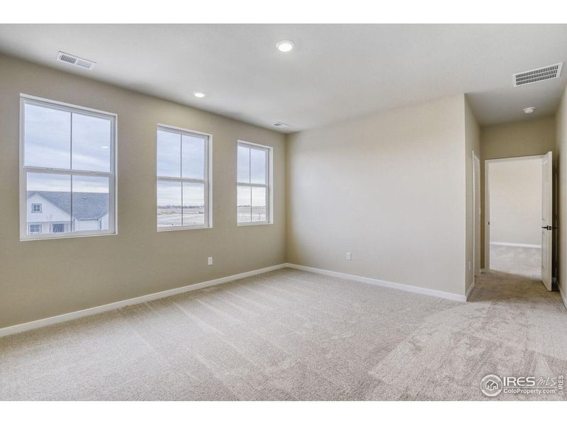 Spacious, unfurnished interior of a new home in Farmstead, Berthoud (Image 36).