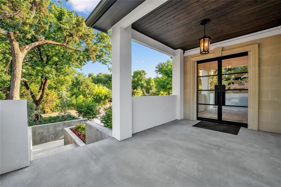 Exterior details and patio area of a home in , Dallas (Image 3).