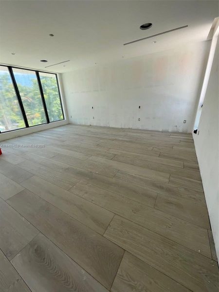 Spacious, unfurnished interior of a new home in , Miami (Image 9).