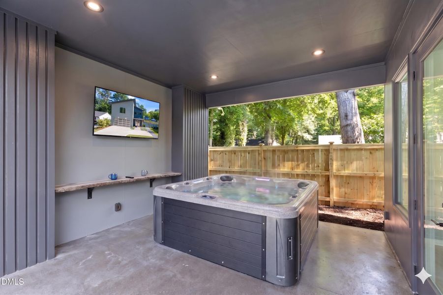 hottub no cover + tv2
