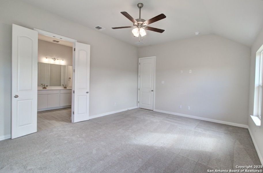 Spacious, unfurnished interior of a new home in Veranda, San Antonio (Image 11).