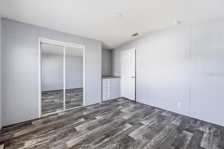 Spacious, unfurnished interior of a new home in , Englewood (Image 18).
