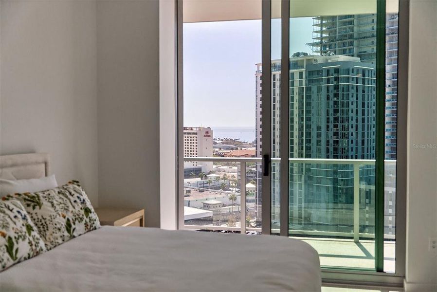 Condo located in St. Petersburg, FL showcasing its design and architecture (Image 3).