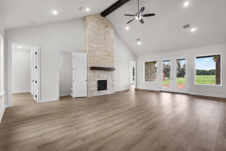 Spacious, unfurnished interior of a new home in , Angleton (Image 18).