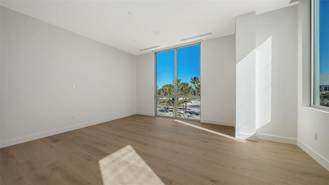 Spacious, unfurnished interior of a new home in , Longboat Key (Image 39).