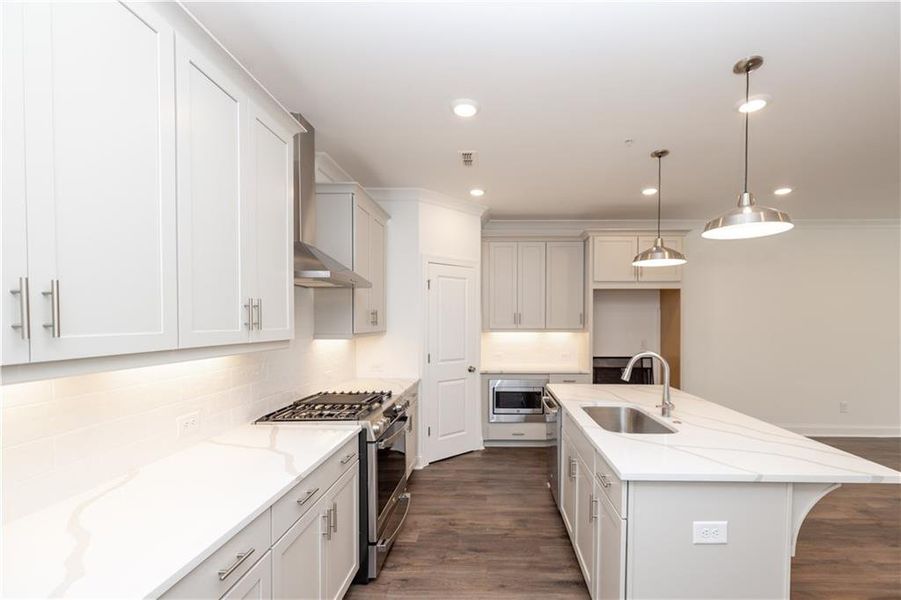 Furnished interior view inside a new home in IveyBrooke, Alpharetta (Image 38).