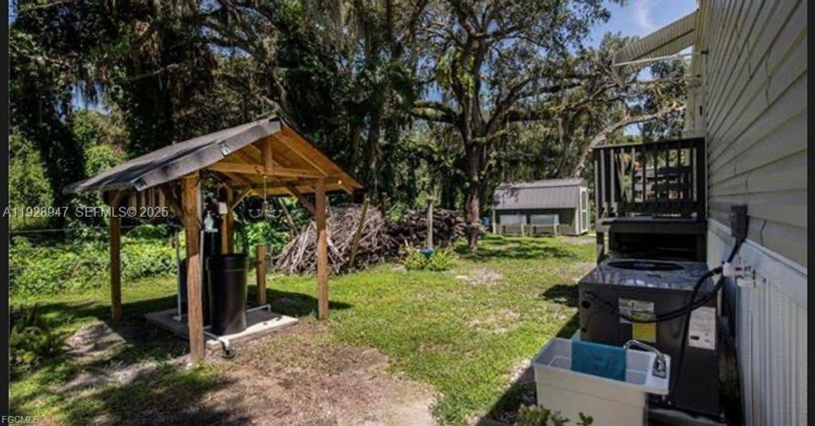 Exterior details and patio area of a home in , Moore Haven (Image 12).