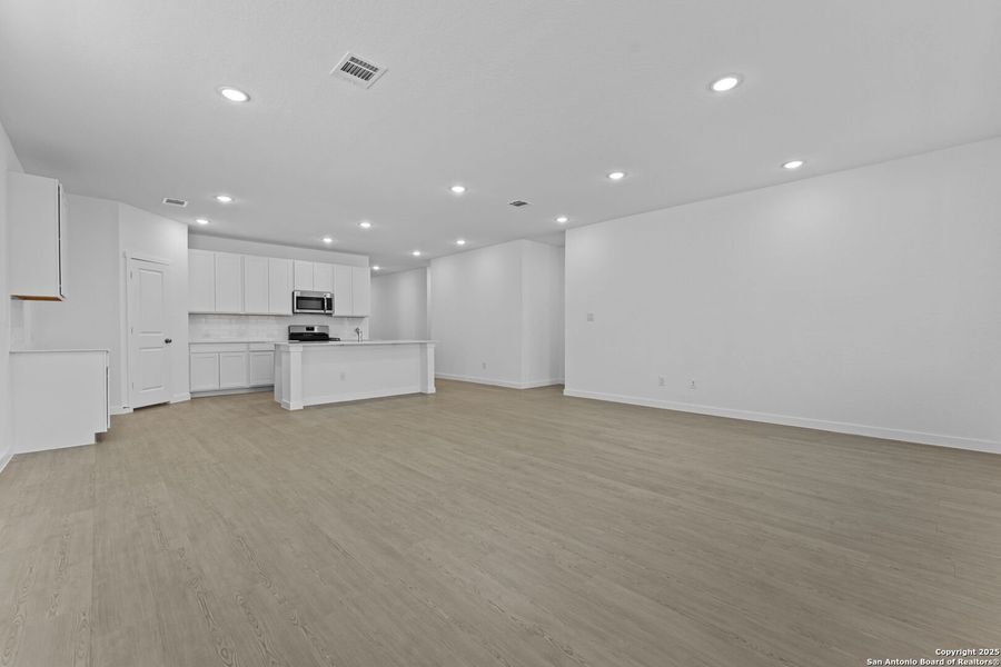 Spacious, unfurnished interior of a new home in Parkside: Coastline Collection, New Braunfels (Image 12).