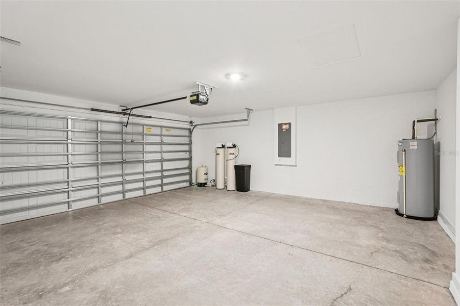 Spacious, unfurnished interior of a new home in Port Charlotte, North Port (Image 24).