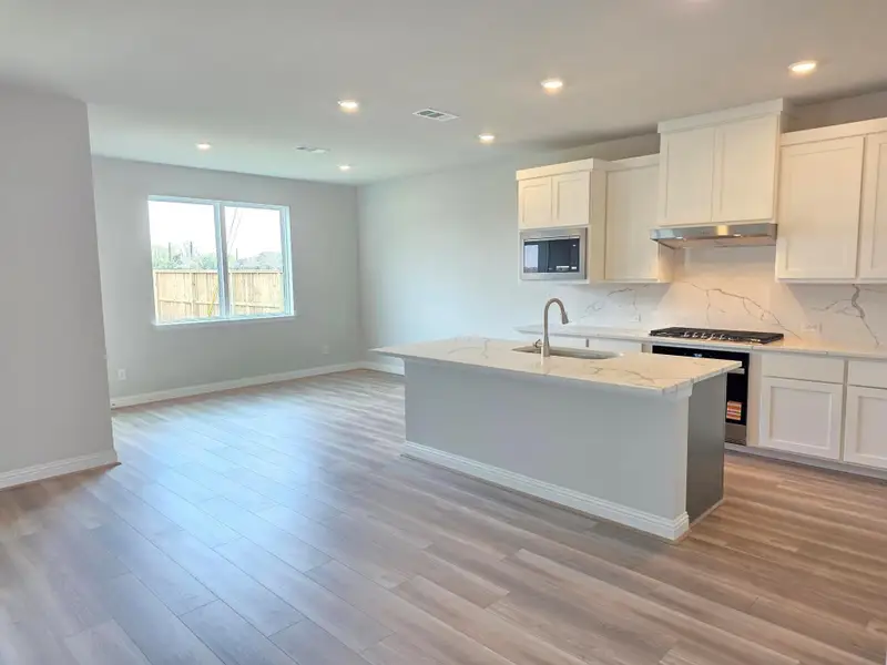 Furnished interior view inside a new home in Sienna 40', Missouri City (Image 5).