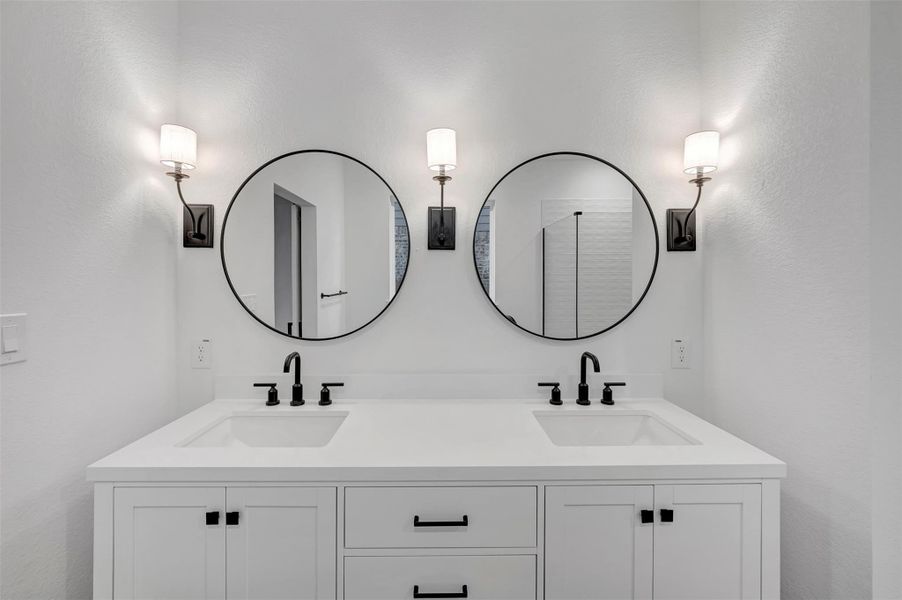 Freestanding vanity with dual sinks