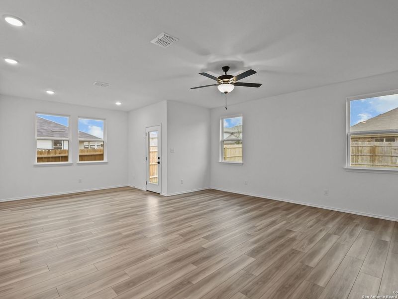 Spacious, unfurnished interior of a new home in Horizon Pointe, San Antonio (Image 19). Spacious, unfurnished interior of a new home in Horizon Pointe, San Antonio (Image 19).