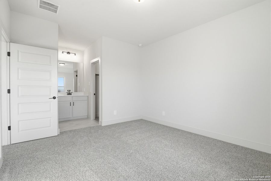 Spacious, unfurnished interior of a new home in Haby Hill 60s, San Antonio (Image 31).