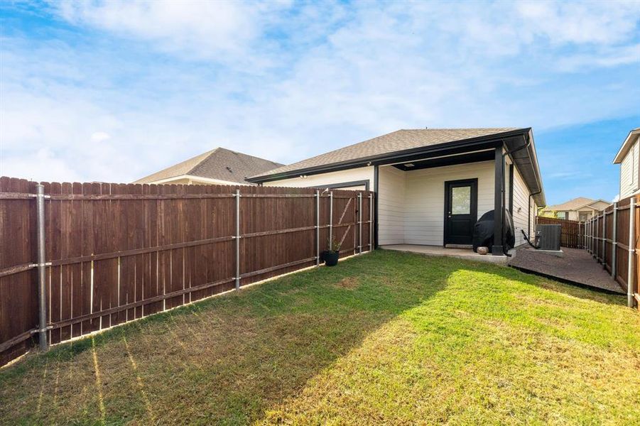 Exterior details and patio area of a home in The Overlook, Fort Worth (Image 24).