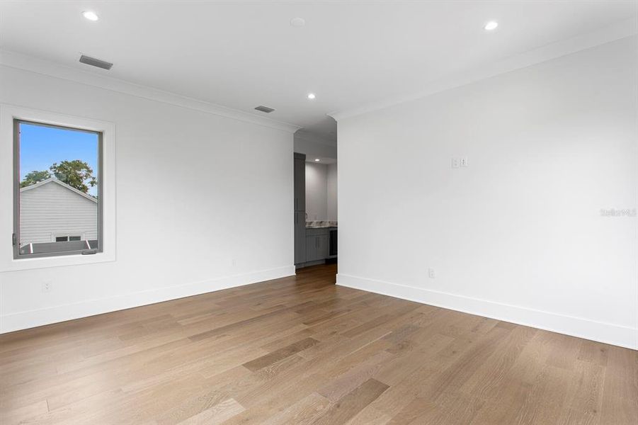 Spacious, unfurnished interior of a new home in , Tampa (Image 24).