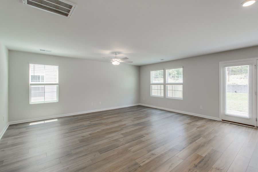 Spacious, unfurnished interior of a new home in Bluefield, Lexington (Image 19).