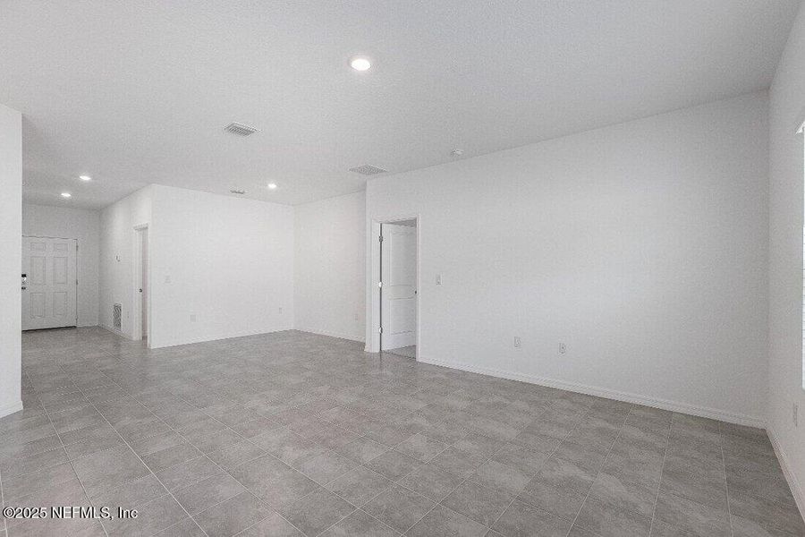 Spacious, unfurnished interior of a new home in Coopers Meadow, Jacksonville (Image 12).