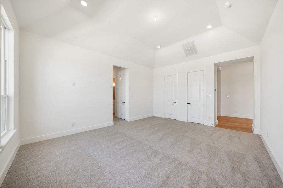 Spacious, unfurnished interior of a new home in Winding Creek, Rockwall (Image 34).