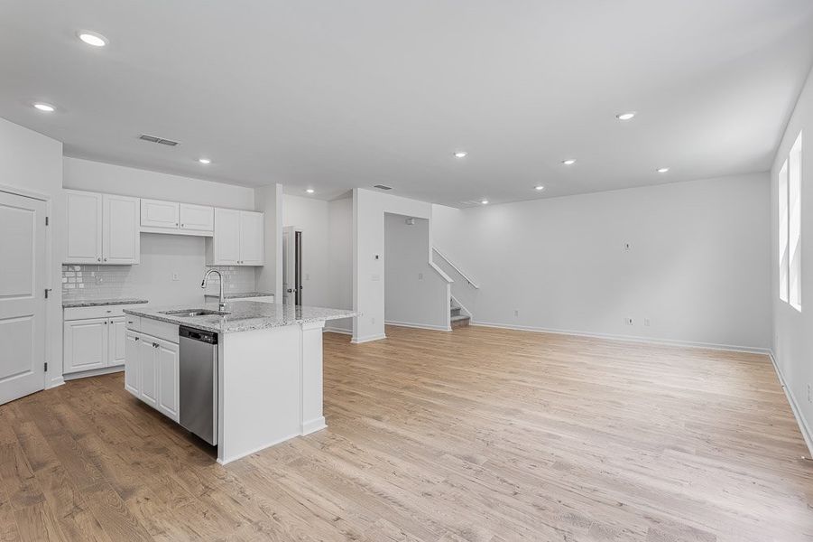 Spacious, unfurnished interior of a new home in Heritage River, Euharlee (Image 11).