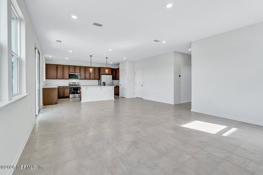 Spacious, unfurnished interior of a new home in Panther Creek, Jacksonville (Image 11).